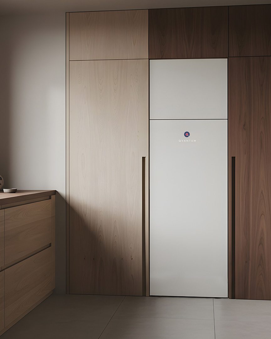 Qvantum QE built in between tall wooden cabinets in a kitchen